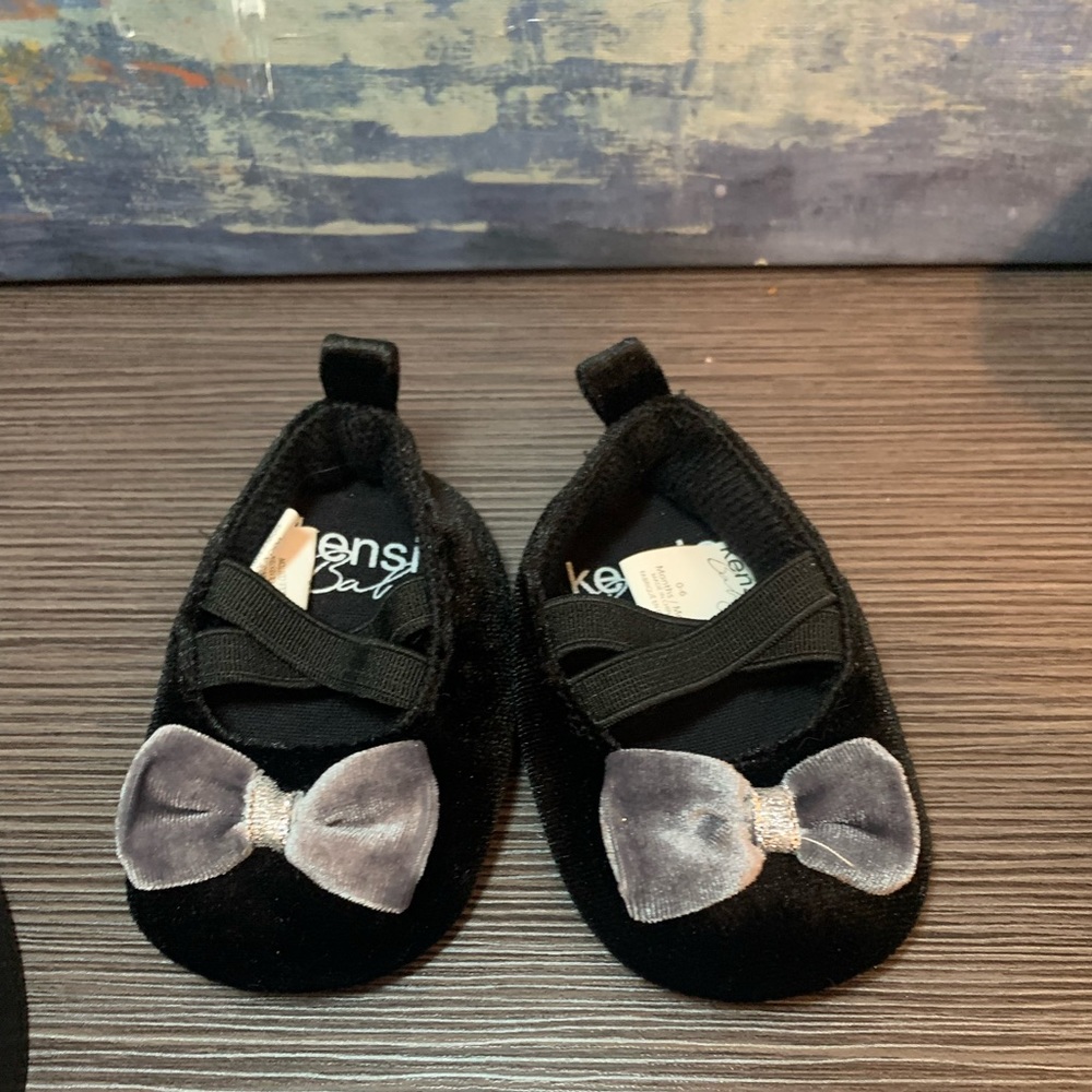 NWOT Kensie Baby girl newborn shoes 0-6 months